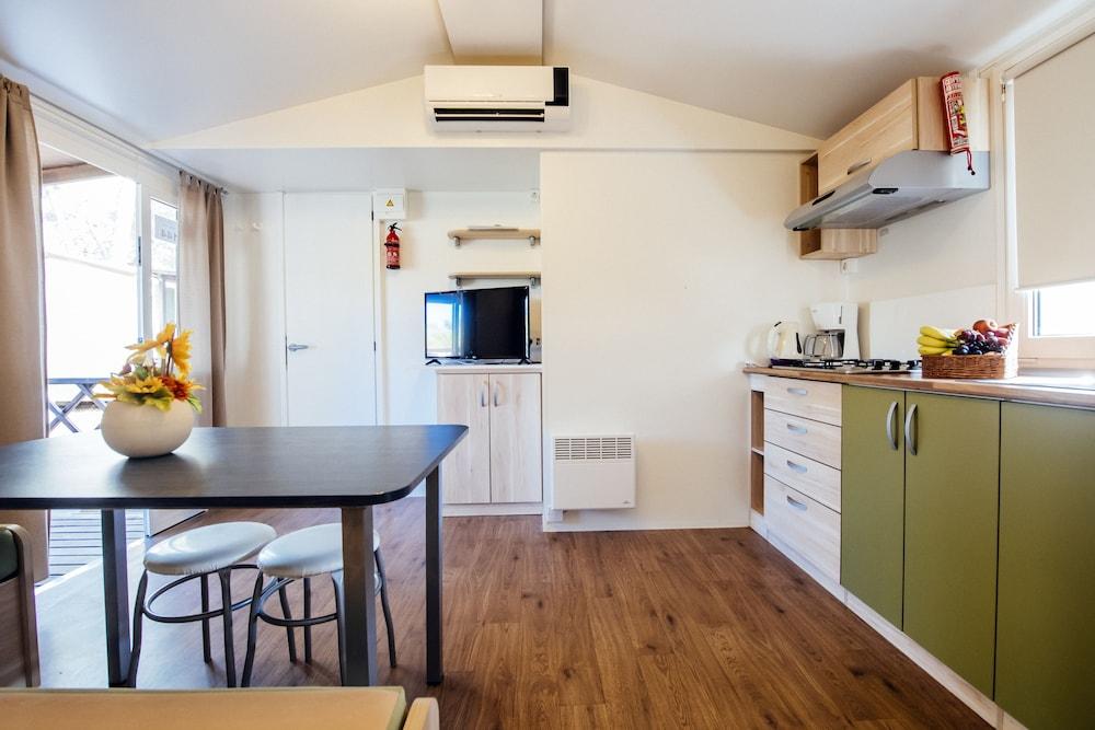 נין Zaton Holiday Resort Mobile Homes מראה חיצוני תמונה