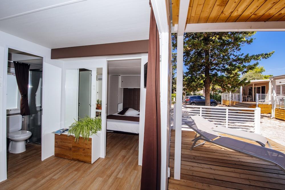 נין Zaton Holiday Resort Mobile Homes מראה חיצוני תמונה