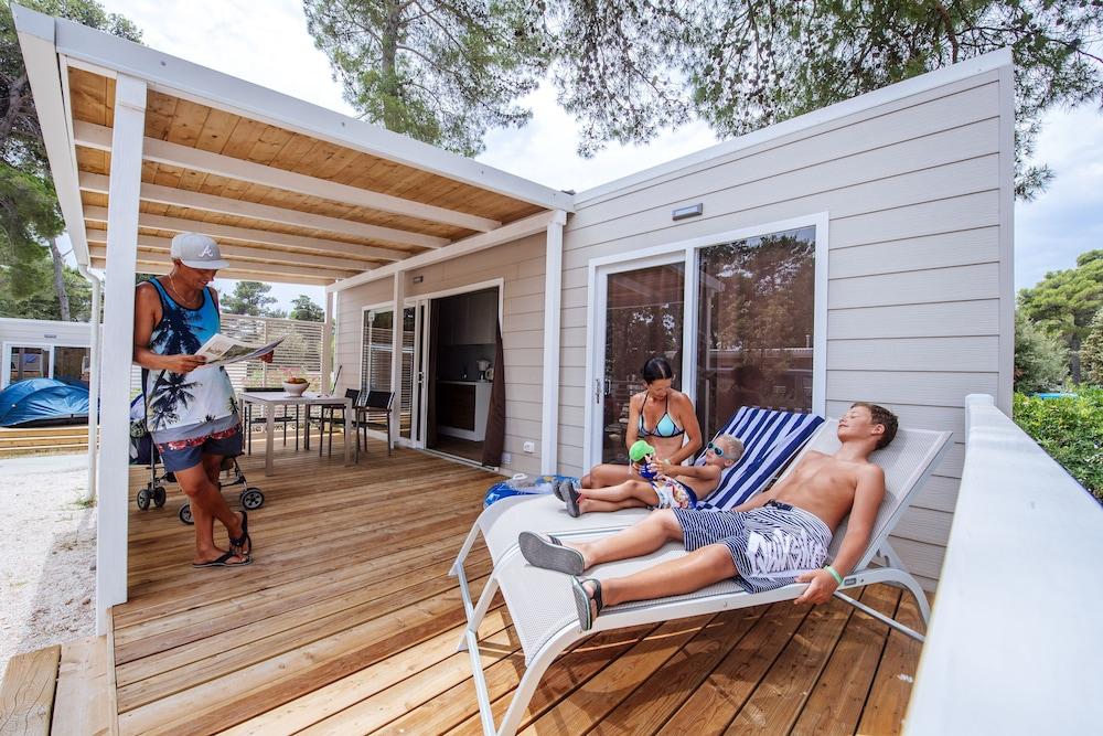 נין Zaton Holiday Resort Mobile Homes מראה חיצוני תמונה