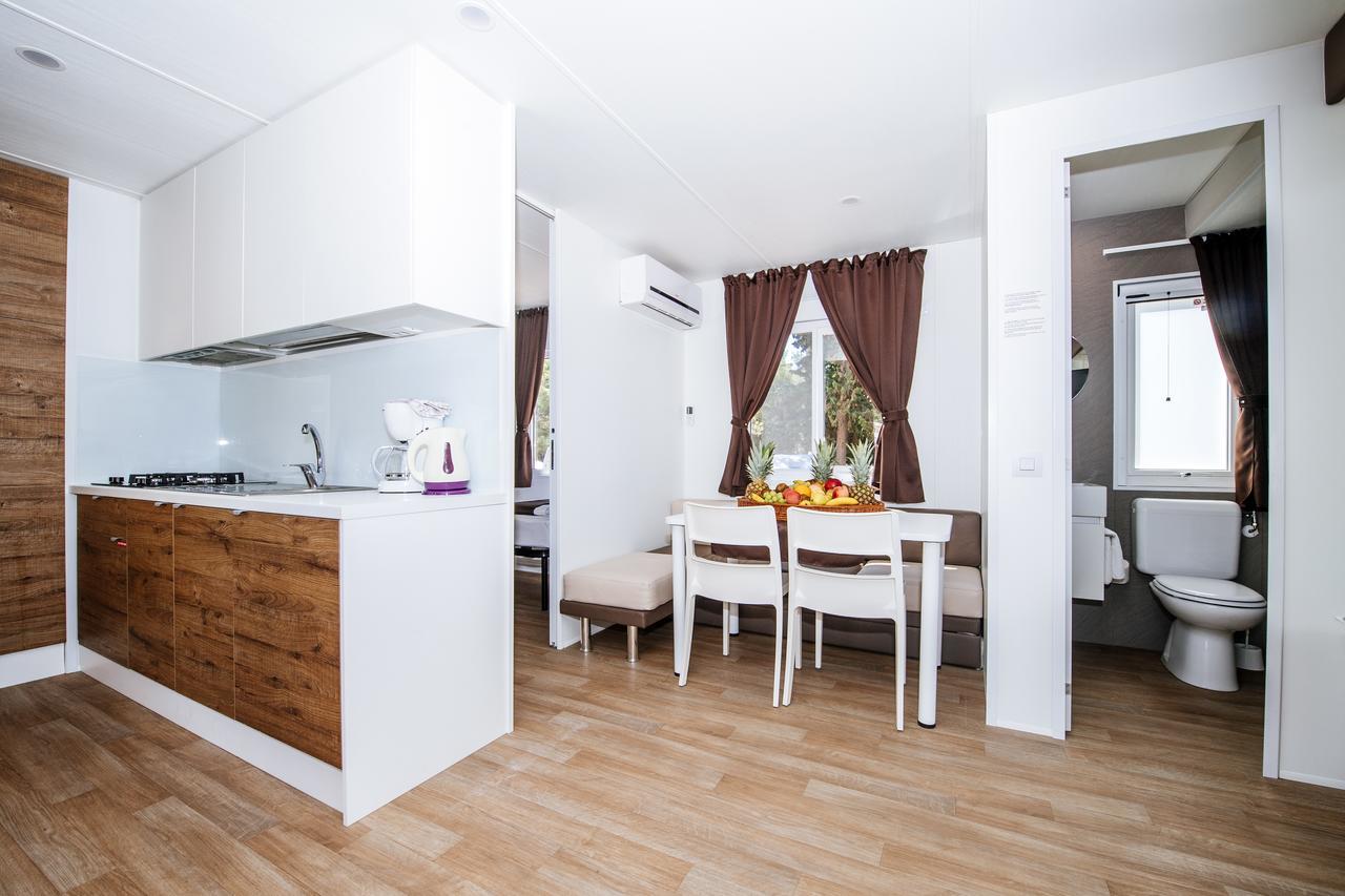 נין Zaton Holiday Resort Mobile Homes מראה חיצוני תמונה